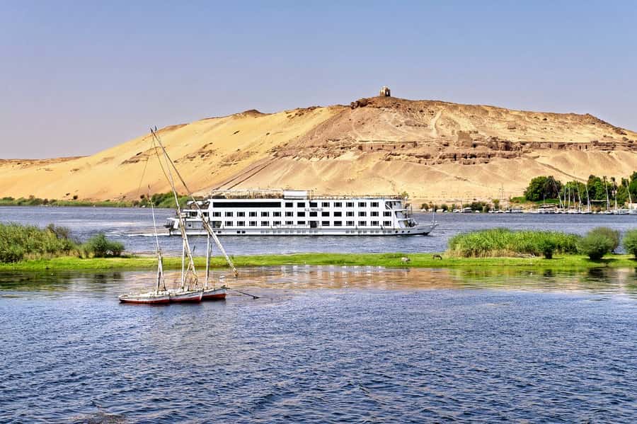Aswan: 3 Days Nile River Cruise & Hot Air Balloon Ride - Day 1 from Aswan pickup to Kom Ombo sunset