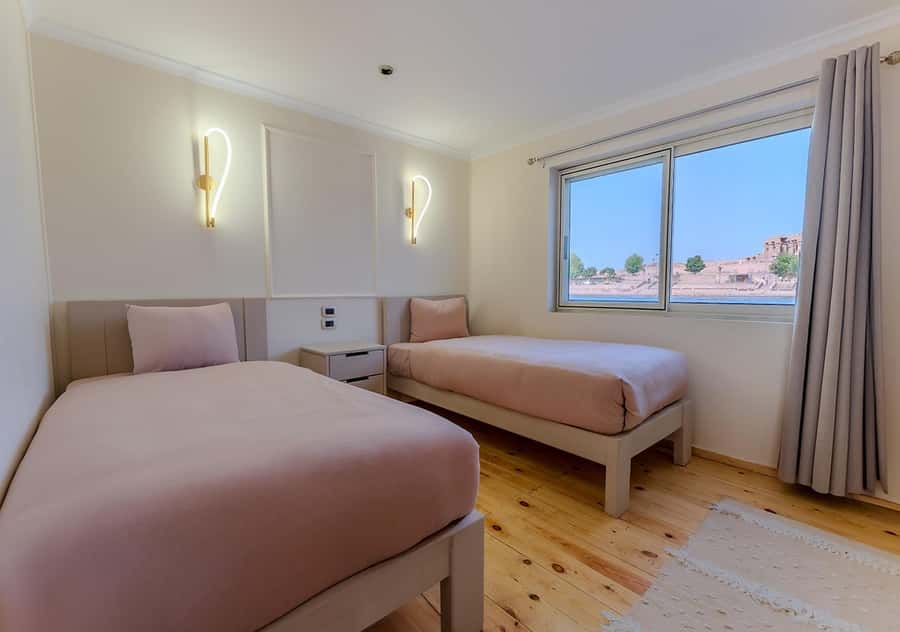 Aswan to Luxor: 4-Day Luxury Dahabiya Nile Cruise Adventure - Onboard Comfort: Rooms, Food, WiFi, and Evening Temperature