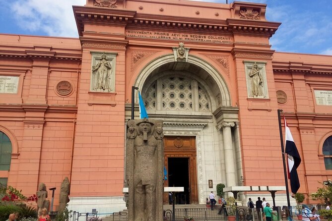 Cairo 1 Day Tour by Plane from Sharm El Sheikh - Giza Plateau: pyramids, Sphinx, and the value of guided timing