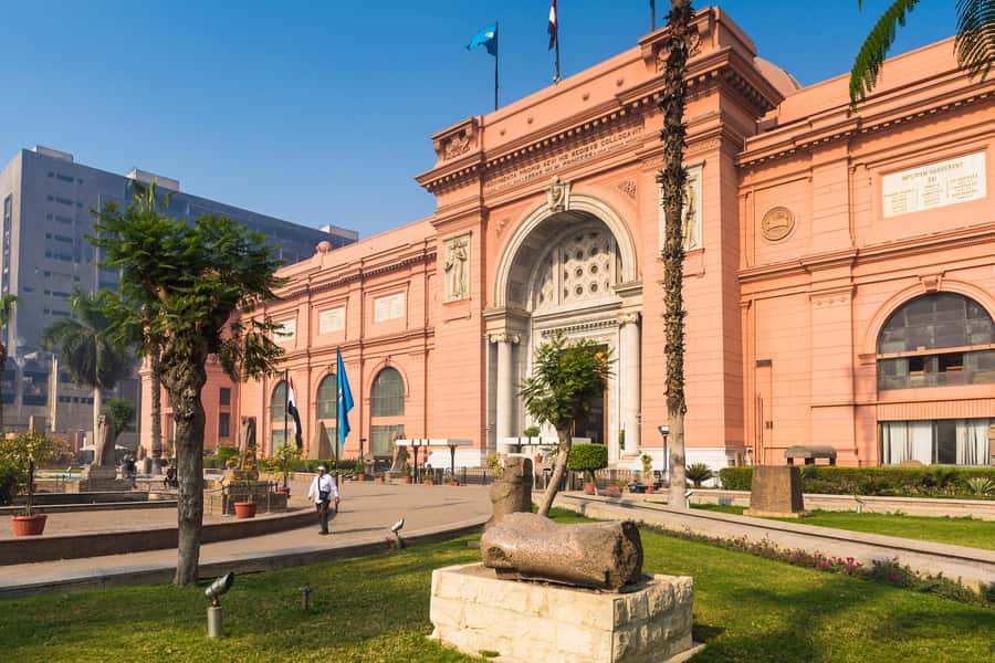 Cairo: Female-Guided Pyramids, Sphinx & Museum City Tour - Valley Temple of Khafre, a short stop with context