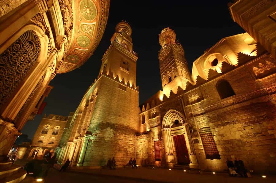 Cairo: Pyramids of Giza Sound & Light Show with City Tour - The guide’s job at Giza: more than photos