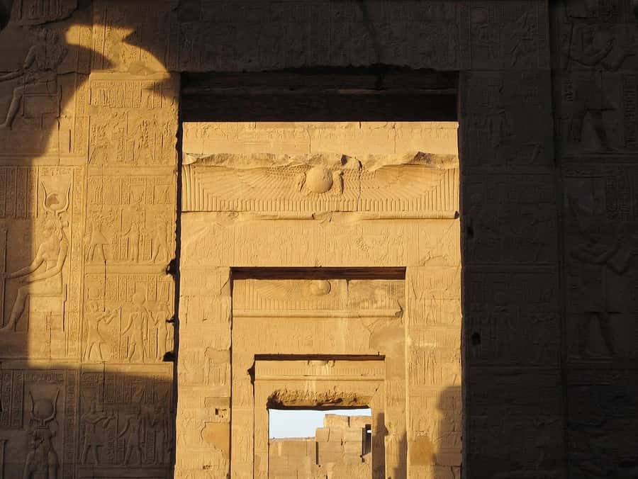 Day Tour visit Edfu Kom Ombo temples from Luxor - Guide Quality, Language Options, and Staying in Control