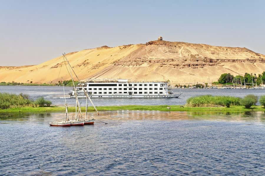 From Aswan: 4 Days Nile River Cruise with Guided Tours - A 4-day Aswan to Luxor route with monuments that actually connect