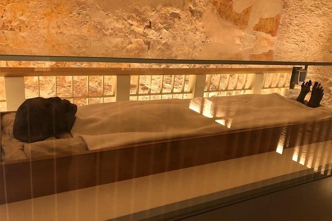 Full-Day Trip from Hurghada to Luxor and the Valley of the Kings - Colossi of Memnon: the quick icon stop