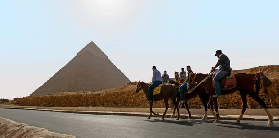 Giza: Arabian Horse Tour Around the Giza Pyramids - What to Bring in Giza Desert Conditions (and What to Skip)