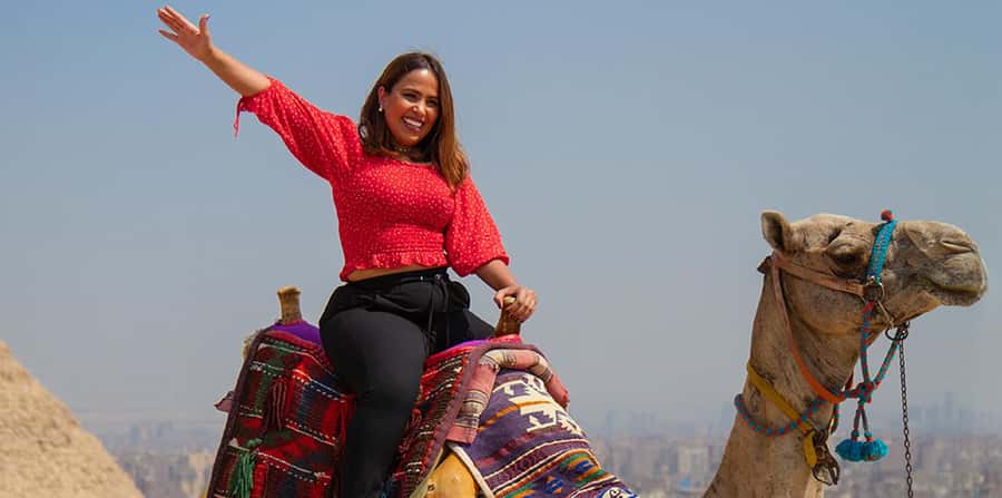 Giza: Pyramids at Sunset Guided Camel Tour - Mounting the camel and getting your footing in the sand