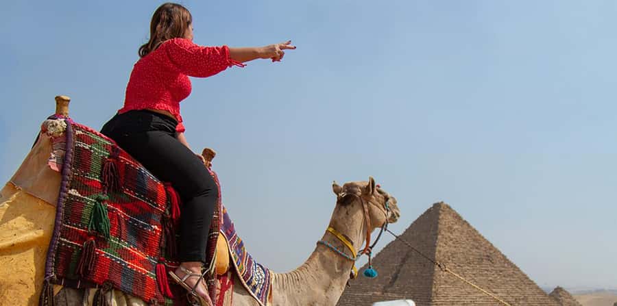 Giza: Pyramids at Sunset Guided Camel Tour - Riding into the desert, then focusing the story at the Sphinx
