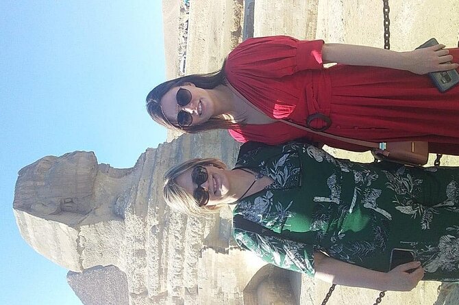 Giza Pyramids, Sphinx and Egyptian Museum tour - The Giza pyramids stop: a guided explanation plus time to photograph