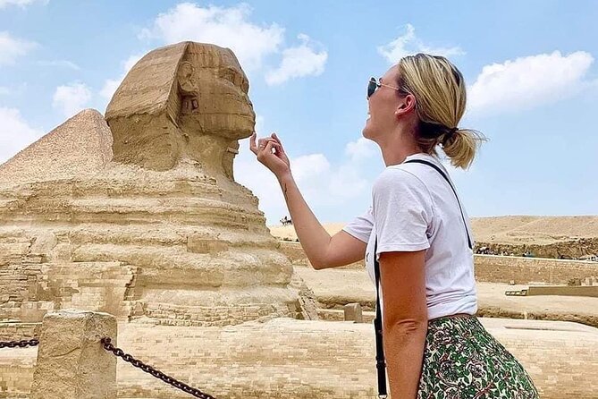Guided tour to Pyramids of Giza, Sakkara & Memphis: Private Tour with Lunch - Private vehicle and Egyptologist guide: why this format is worth it