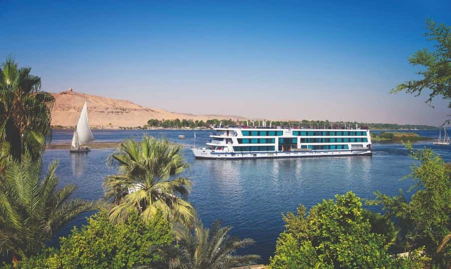 Hurghada: 5 Days Nile Cruise with Guided Tours & Abu Simbel - Getting There: The 6 AM Hurghada Transfer and Day One Temples