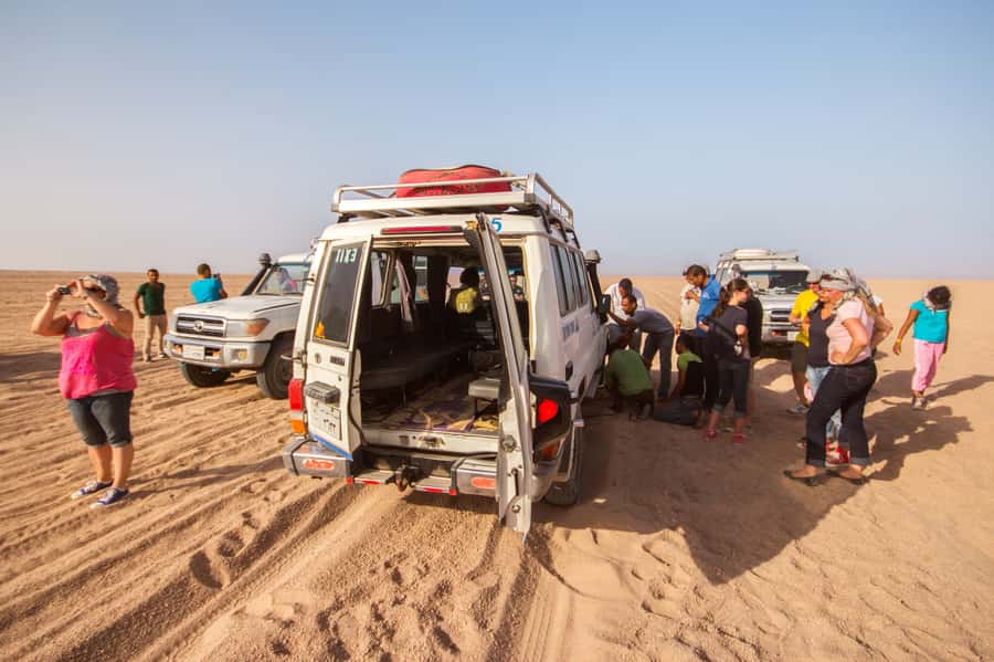 Hurghada: 6-Hour Jeep Desert Safari, Dinner, and Show - Stargazing with a digital telescope, and how to make it work