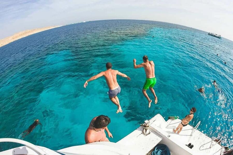 Hurghada: Dolphin & Coral Reef Snorkeling Tour with Lunch - Lunch onboard: simple, filling, and part of the value