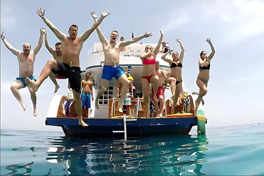Hurghada: Dolphin Watching Boat Tour with Snorkeling & Lunch - What to bring and how to set yourself up for a smooth day