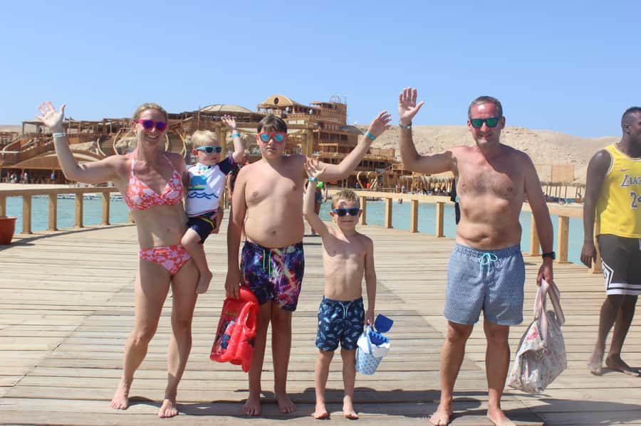 Hurghada: Elegance Yacht Cruise To Orange & Magawish island - Seafood lunch on board: what you actually get and why it hits