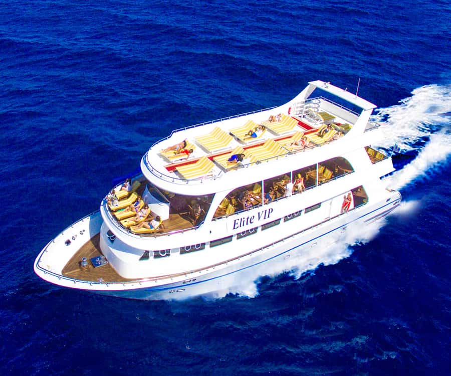 Hurghada: Elite vip snorkeling cruise with BBQ buffet lunch - 4 floors, sun loungers, and massage beds: your comfort plan for the day