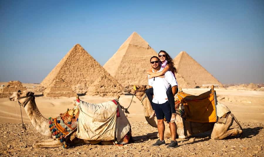 Hurghada: Giza Pyramids, Sphinx, Museum & Old Souq Day Trip - Pickup and the air-conditioned ride you’ll actually need