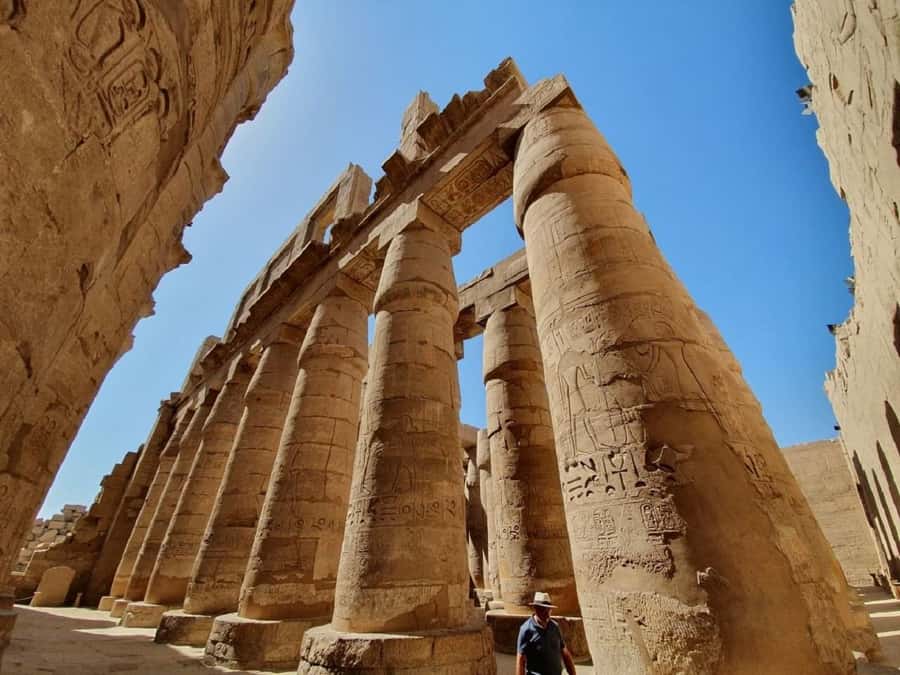 Hurghada: Luxor Highlights & King Tut Tomb Tour with Lunch - Valley of the Kings: three tombs, including King Tut