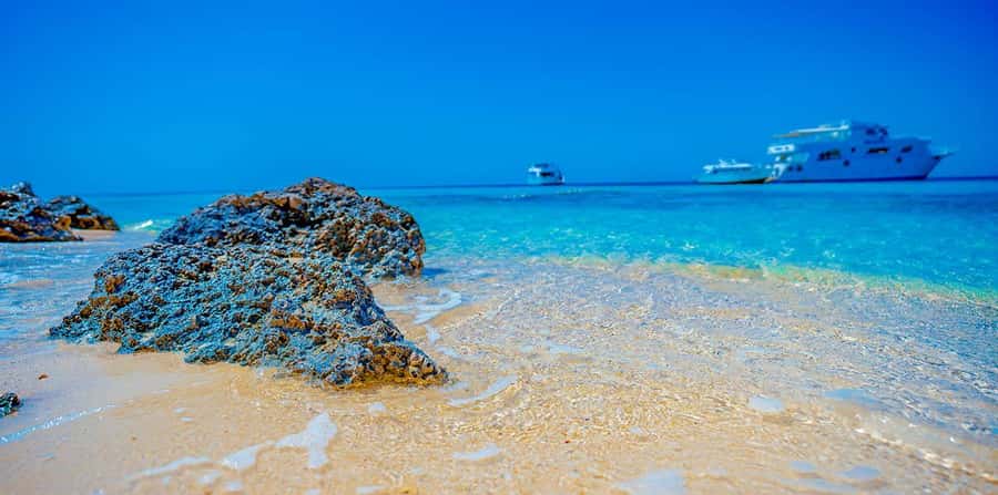 Hurghada: Paradise Island Yacht Cruise, Lunch & Snorkeling - Sunset yacht: the easier day if you hate early mornings