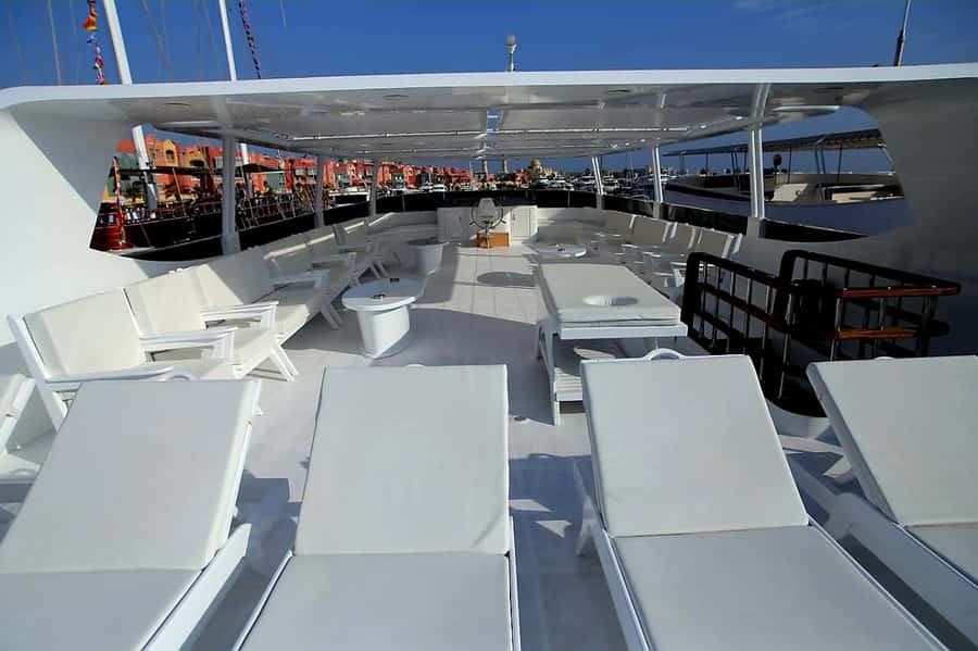 Hurghada: Royal Luxury VIP Cruise to Orange Bay with Lunch - Crew, Guides, and Keeping the Day Smooth