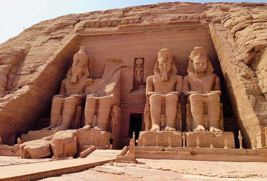 Luxor: Abu Simbel Temple Private Guided Day Trip with Lunch - East Bank hotel pickup, meeting the guide, then heading south