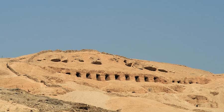 Luxor: Valley of the Kings and Queens Guided Tour with Lunch - Entering the Valley of the Kings, 63 tombs to choose from