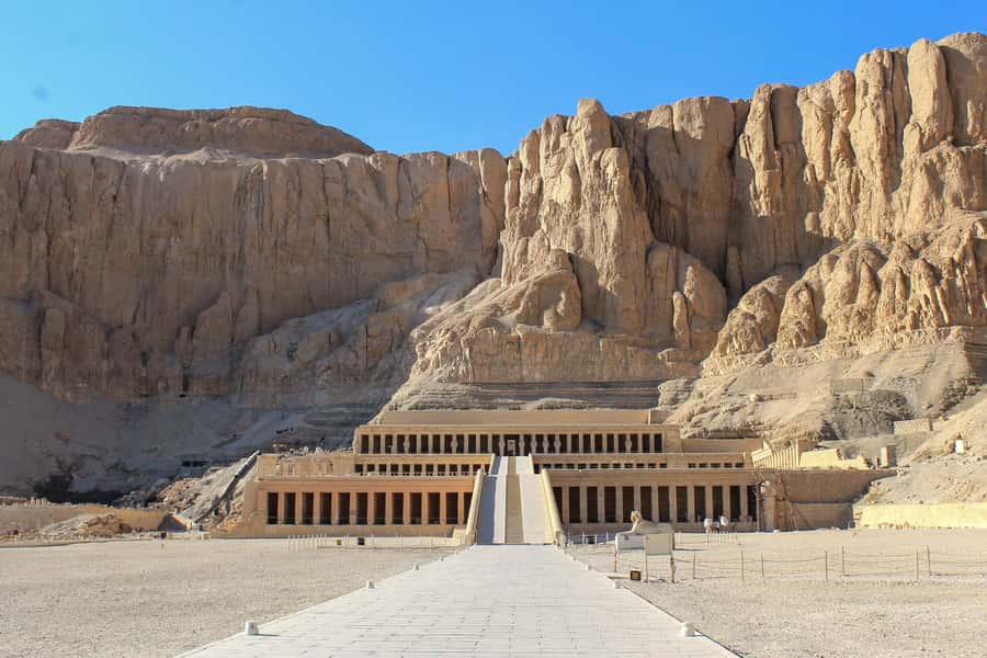 Makadi Bay: Luxor Highlights & King Tut Tomb Full-Day Tour - Colossi of Memnon and Amenhotep III: When Scale Hits Hard