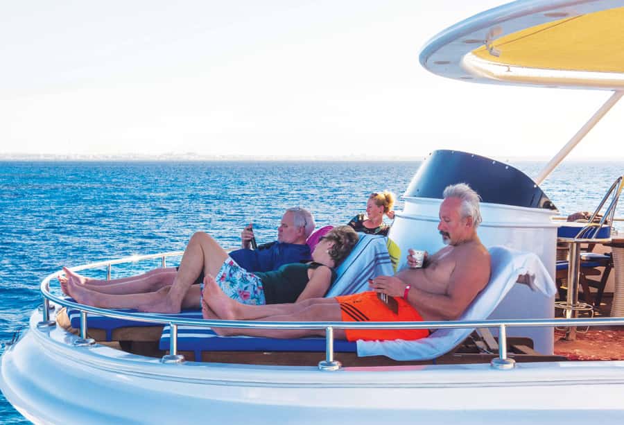 Marsa Alam: Elite vip Turtle bay snorkeling with BBQ Lunch - Back at Port Ghalib Marina: the short walk and shop time