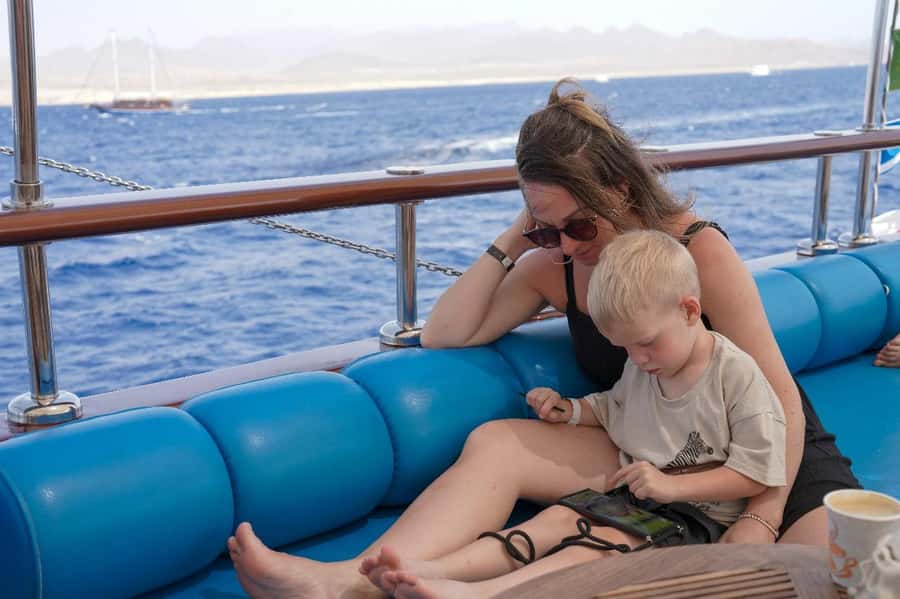 Marsa Alam: Pirates Premium Boat to turtle bay with lunch - Getting picked up in Quseer, Port Ghalib, or Marsa Alam