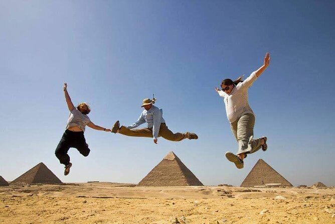 Taxi from the airport to The pyramids of Giza - Riding in an air-conditioned private car to the Giza Plateau